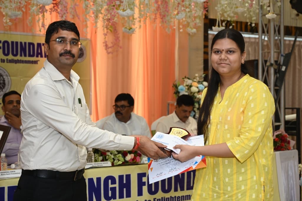Shubhangi Singh - Receiving foundation memento